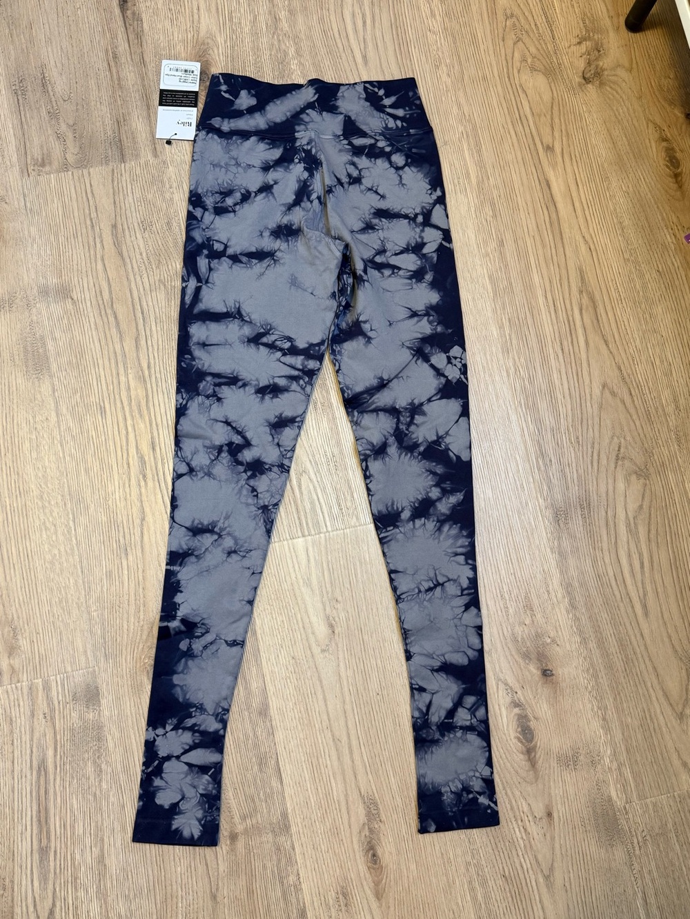 High-Rise Tie-Dye Leggings in Navy and Gray - Picture 5 of 6